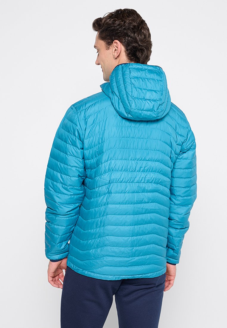 Niebieska kurtka ocieplana z kapturem, z poziomym pikowaniem i gładką fakturą, widoczna z tyłu.