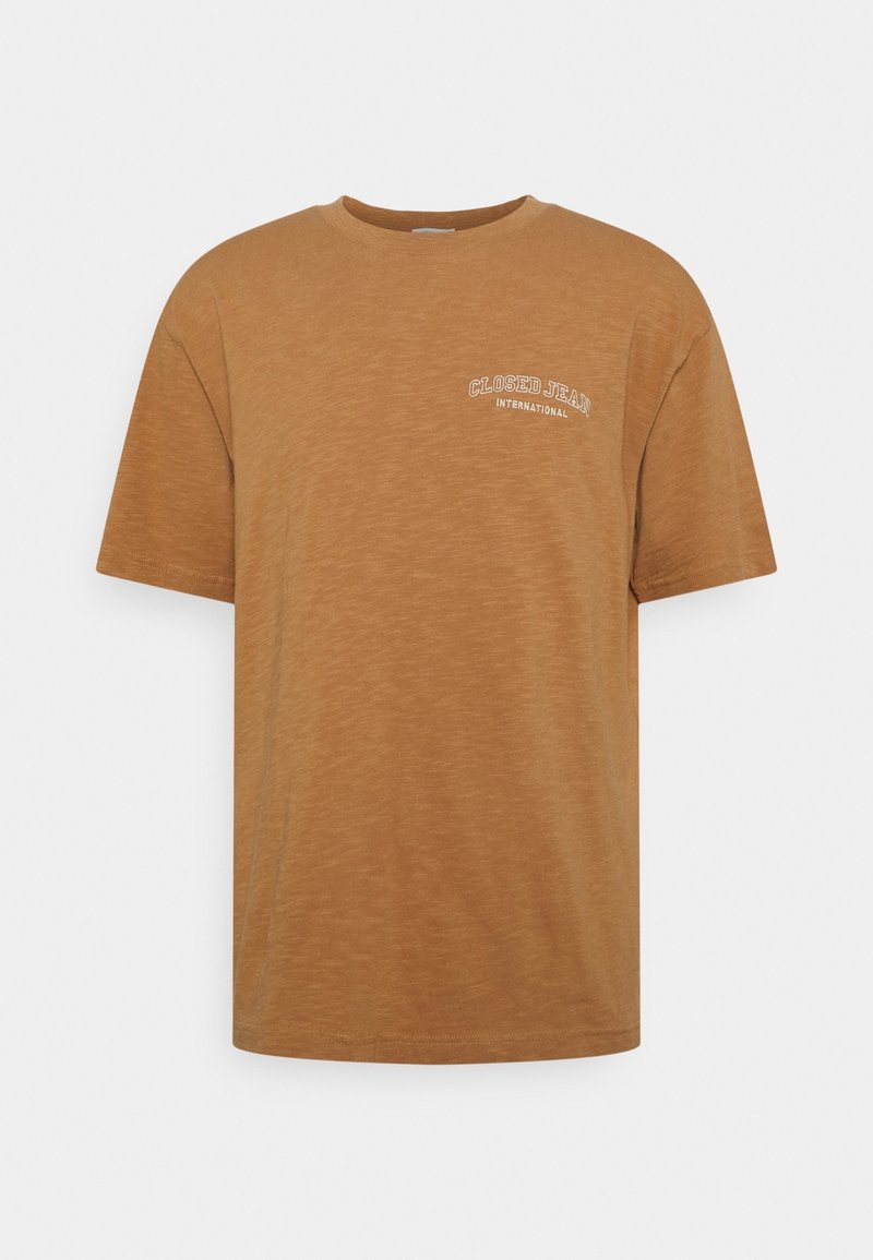 Bruine T-shirt met korte mouwen met de tekst "Closed Jean International" in het wit gedrukt op de linkerborst tegen een witte achtergrond.