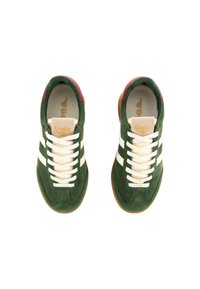Zapatillas de ante verde con rayas blancas, cordones crema y un acento en el talón color burdeos. Superficie texturizada con una suela de goma.