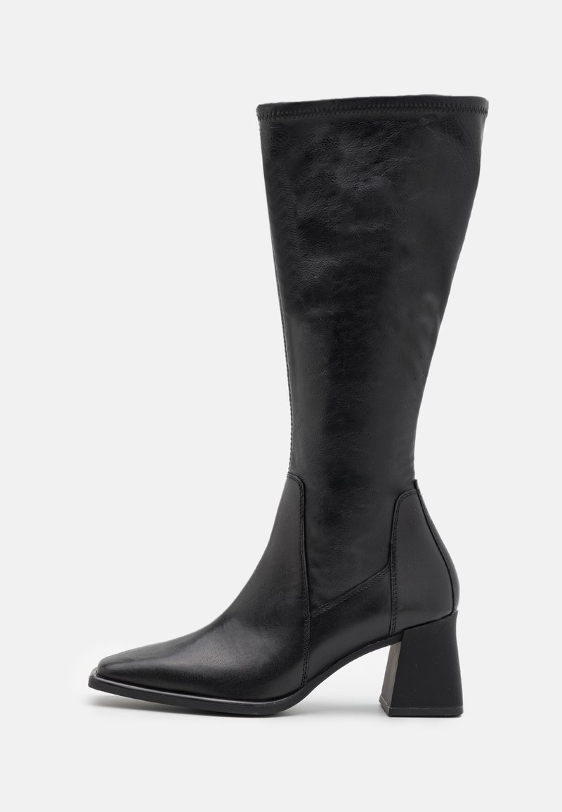 Bota de cuero negro hasta la rodilla con puntera afilada y tacón grueso. El diseño presenta una textura suave y detalles de costura mínimos.