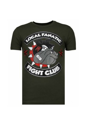 Donkergroen T-shirt met een woeste buldog die een gespen halsband draagt, een verband op zijn wang heeft en de tekst "LOCAL FANATIC FIGHT CLUB" rond het ontwerp.