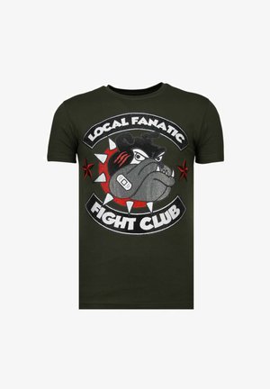 Donkergroen T-shirt met een woeste buldog die een gespen halsband draagt, een verband op zijn wang heeft en de tekst "LOCAL FANATIC FIGHT CLUB" rond het ontwerp.