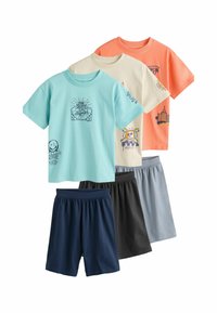 Fyra bomullst-shirts i blått, krämfärgat, orange och med grafisk design. Tre par shorts: marinblå, svart och grå, med elastiska midjeband.