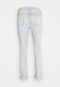 Světle modré džíny z denimu se rovnými nohavicemi, ohrnutým lemem, dvěma zadními kapsami a hladkou texturou. Disponují klasickým designem se pěti kapsami.
