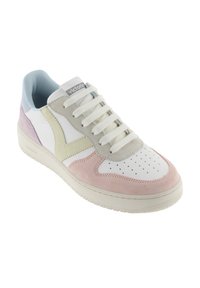Zapatilla blanca con detalles en ante de tonos pastel rosa, beige, amarillo y azul, cordones blancos, puntera perforada y la marca "Victoria" en la lengüeta.