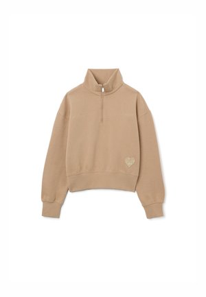 Sudadera corta beige con cuello alto y media cremallera, que presenta un logo de corazón en el lado izquierdo. Tejido suave y texturizado, mangas de corte holgado.