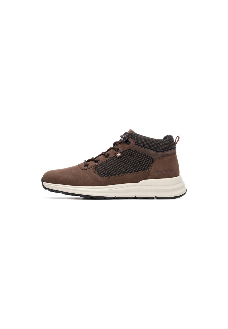 Zapatillas altas marrones con un upper texturizado, acentos de malla y una mediasuela blanca con suela de goma negra. Incluyen cordones y una lengüeta.