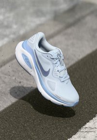 Nike Performance STRUCTURE 26 - Løpesko for vei - football grey/world indigo/aluminum/white