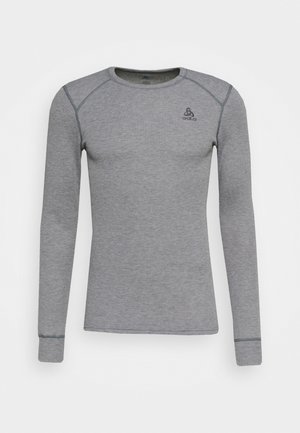 Langärmliges Hemd aus hellgrauem Stoff mit Rundhalsausschnitt, flachen Nähten und kleinem Logo auf der Brust. Glatte Textur und figurnahe Passform.