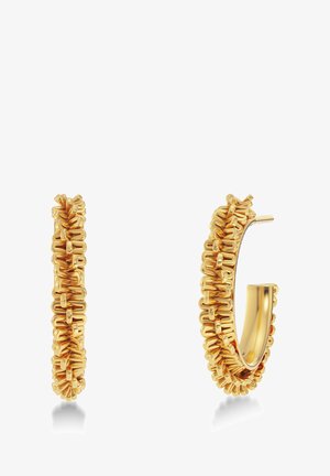 Goldene Creolen mit einem strukturierten Design aus einer Reihe ineinandergreifender runder Formen, die das Licht mit einem glänzenden Finish reflektieren.
