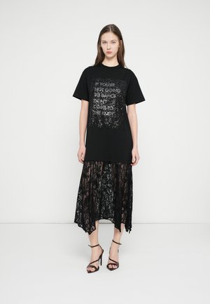 - Sukienka koktajlowa