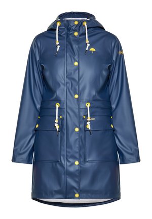 Mornarsko plavi kišni kaput napravljen od vodootpornog materijala, sa žutom opremom, kapuljačom s vezicama, dva prednja džepa i dugmadima za zatvaranje.