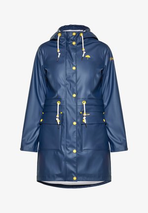 Mornarsko plavi kišni kaput napravljen od vodootpornog materijala, sa žutom opremom, kapuljačom s vezicama, dva prednja džepa i dugmadima za zatvaranje.