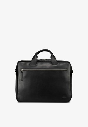 Serviette en cuir noir avec poignées supérieures, dotée d'une poche zippée à l'avant et d'une texture lisse. Design minimaliste avec un logo discret.