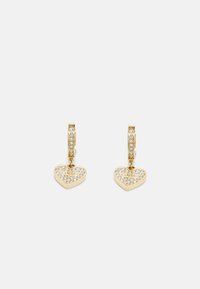 Boucles d'oreilles en or avec des pendentifs en forme de cœur ornés de cristaux transparents, attachés à des fermoirs en forme de créole. Surface métallique lisse avec une finition brillante.