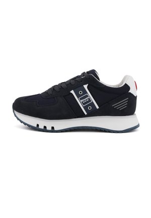 Sneaker blu navy realizzati in suede e mesh, con una suola intermedia bianca e un pannello distintivo bianco e grigio sul lato.