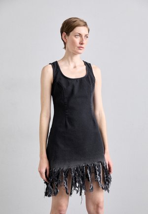 Robe en denim noir avec une silhouette ajustée, décolletée en forme de cœur et ourlet effiloché et usé. Présente une finition texturée légèrement décolorée.