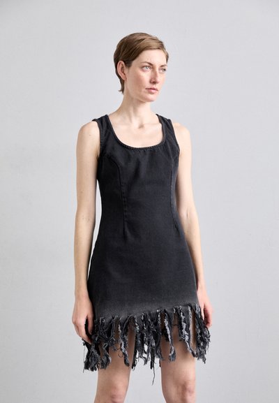 Rochie din denim negru cu o siluetă fuchsie, decolteu rotund și tiv desprins, uzat. Prezintă un finisaj texturat, ușor decolorat.