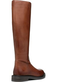 Botas altas de cuero marrón con un acabado suave, puntera redondeada y un tacón bajo y resistente. Costuras decorativas a lo largo de los lados.