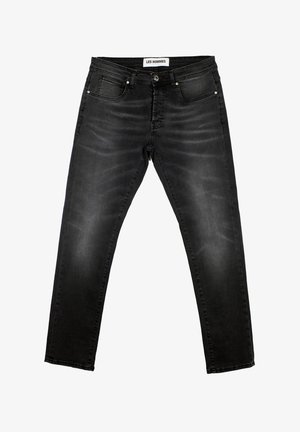 Schwarze Denim-Jeans im geraden Schnitt, mit verblasster Textur, zwei Vordertaschen und silbernen Hardware-Details am Taillenbund und am Reißverschluss.