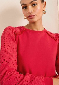 Love & Roses Felpa - red broderie sleeve