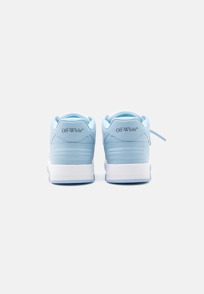 Ζευγάρι ανοιχτόμπλε αθλητικά παπούτσια Off-White με λευκές σόλες, από πίσω, σε απλό ανοιχτό γκρι φόντο.