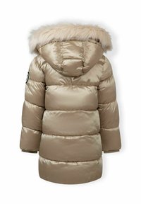 Beige polstret jakke med en falsk pels hætte, der har en glat overflade, skiftende vandrette striber og et cirkulært logo på ærmet.