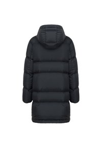 Chaqueta larga de plumas negra con capucha, diseño acolchado horizontal y mangas largas, vista desde la parte trasera sobre fondo blanco.