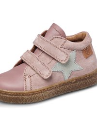 Scarpa per bambini in suede rosa con punta in pelle, due cinturini in Velcro, accento a stella grigia e suola in gomma marrone testurizzata.