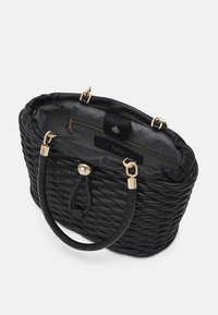 Borsa a tracolla in pelle intrecciata nera con manici arrotondati, hardware in oro, chiusura con coulisse e tasca interna con zip etichettata Furla.
