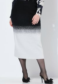 Gonna a tubino in maglia con un design sfumato che va dal nero al bianco, con finitura testurizzata e una vita. Abbinata a tacchi neri con fiocchi.