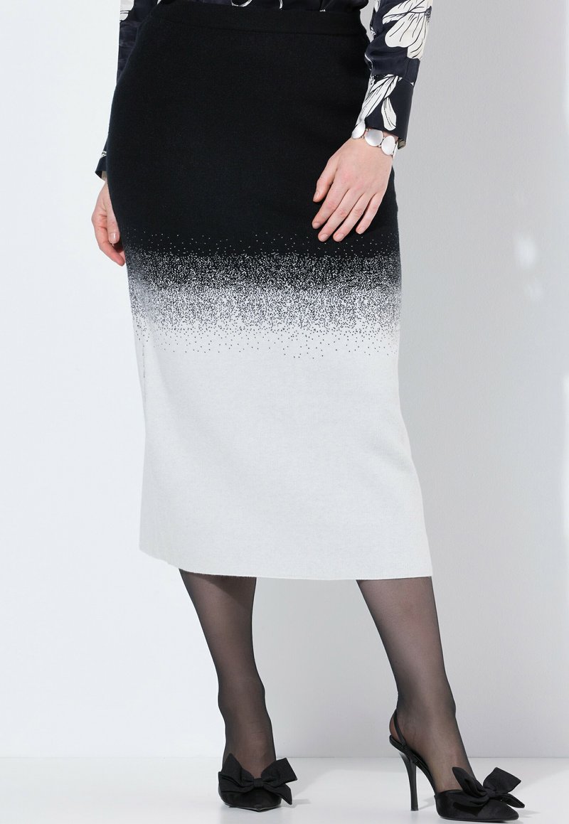 Gonna a tubino in maglia con un design sfumato che va dal nero al bianco, con finitura testurizzata e una vita. Abbinata a tacchi neri con fiocchi.