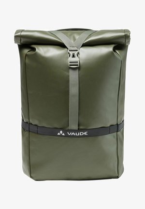 Sac à dos à rabat vert en matériau imperméable. Doté d'une sangle grise et d'un bandoulière noire avec le logo "VAUDE". Texture lisse, design minimaliste.