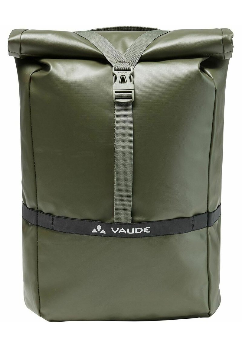 Zaino a sacca verde con chiusura arrotolabile realizzato in materiale impermeabile. Presenta una tracolla grigia e una fascia nera con il logo "VAUDE". Texture liscia e design minimale.