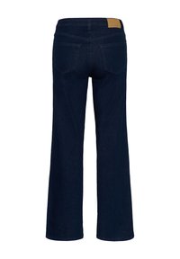 Jean en denim bleu foncé à jambes larges vu de dos avec deux poches arrière et un patch de marque marron sur la ceinture.