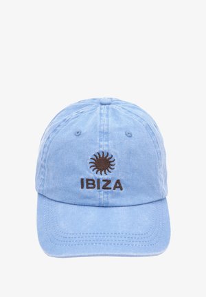 Helleblaues Baumwollcap mit einem steifen Schirm, das ein braunes, gesticktes Sonnendesign und den Text "IBIZA" auf der Vorderseite trägt. Mit einem abgenutzten Look.