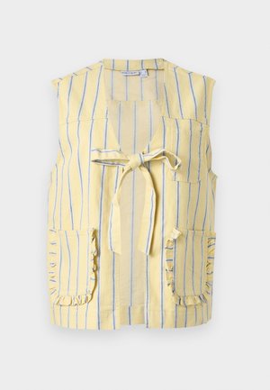 Veste jaune sans manches à rayures verticales bleues, fermeture à nouer à l'avant et deux poches à volants sur un fond clair.