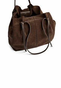 Borsa tote in suede marrone con una texture morbida, apertura cinchata e manici in pelle. Presenta dettagli di cucitura e una base piatta per stabilità.