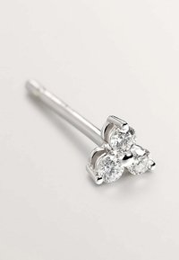 Pendiente de plata con un diseño de tres piedras redondas y transparentes dispuestas en un conjunto. Superficie lisa con un acabado pulido.