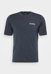 T-shirt a maniche corte di colore blu scuro, realizzato in tessuto morbido. Presenta un collo rotondo e il logo "LE COL" in bianco sul lato sinistro del petto.