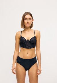 Set de lenjerie neagră, format dintr-un bralette ajustat cu cupe structurate și paiete decorative, asociat cu chiloturi cu talie înaltă de design similar.
