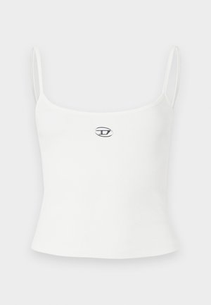 Top branco canelado com alças finas e corte ajustado. Apresenta um pequeno logotipo circular no centro. Textura suave, estilo minimalista.