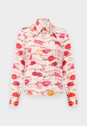 Lange mouwen shirt van een zachte, lichte stof met een roze achtergrond versierd met rode en oranje lippenprints en handgeschreven tekst.