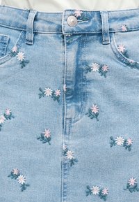 Φούστα από ανοιχτό μπλε τζιν με μικρά ροζ και λευκά κεντημένα λουλούδια διάσπαρτα στο ύφασμα, με μεταλλικό κουμπί και θηλιές για ζώνη.