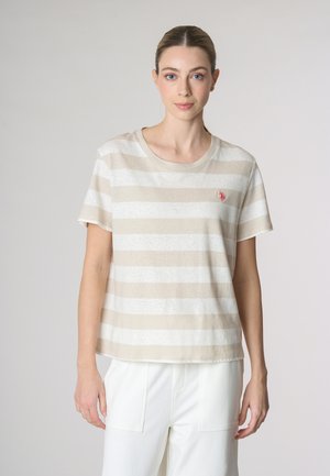 T-shirt a righe beige e bianche con collo tondo, maniche corte e un piccolo logo ricamato sul lato sinistro del petto. Materiale in cotone morbido.