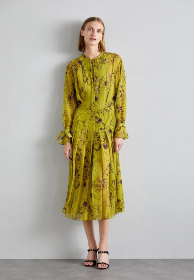 Victoria Beckham PLEATED TEA DRESS - Cocktail φόρεμα / Φόρεμα για πάρτι - yellow ochre/violet