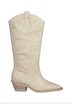 Beige Leder-Cowboy-Stiefel mit einem dekorativen Ausschnitt-Design, spitzem Zeh und gestapelt Holzabsatz. Kontrastnähte und subtile Hardware-Details.