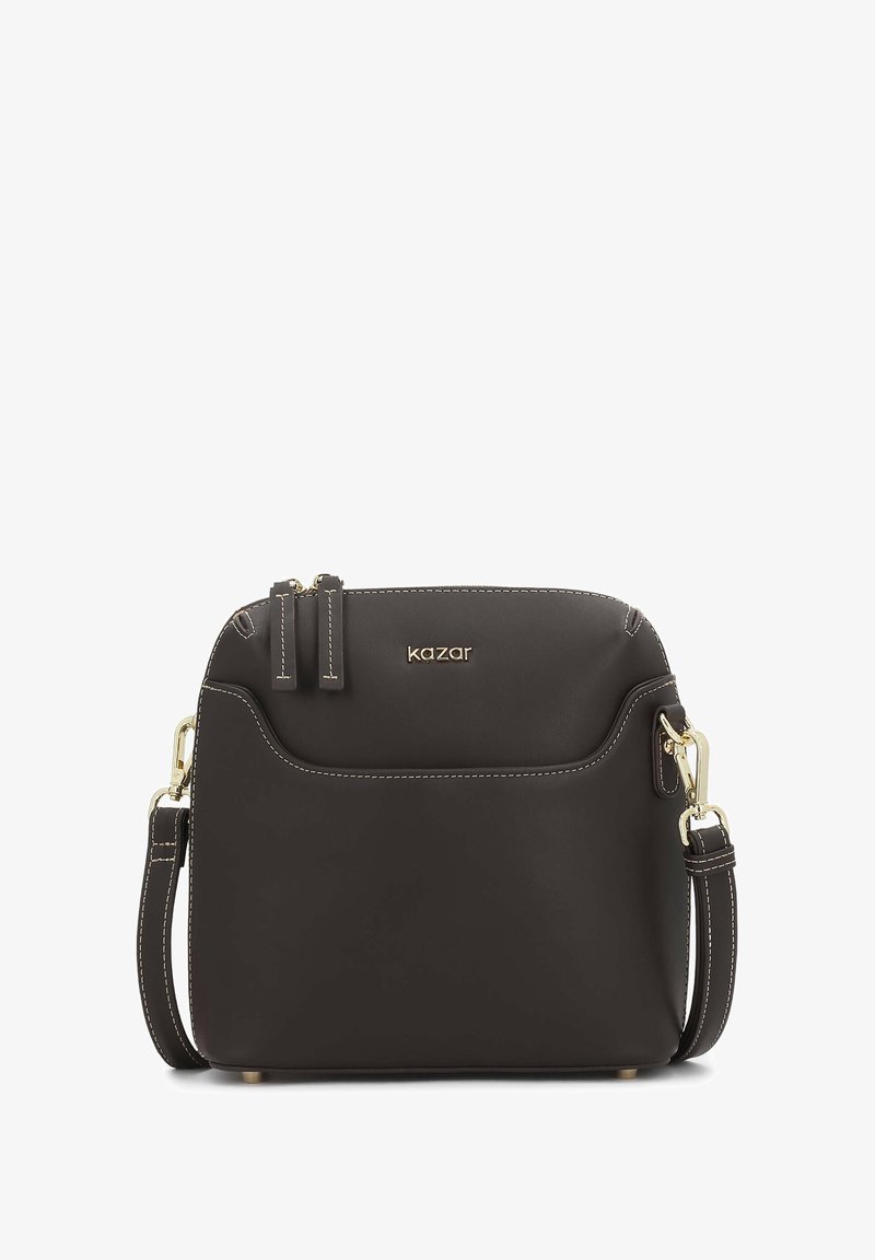Čierna kožená kabelka cez rameno so zlatými zipsami, zlatým logom značky "kazar" a nastaviteľným pásikom so zlatými sponami.