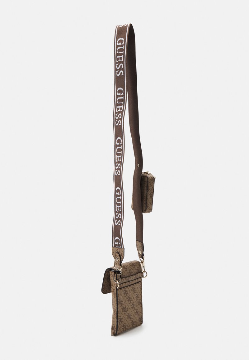 GUESS Noelle Flap Chit Chat - Borsa A Tracolla Phone Bag In Poliuretano, Colore Latte Logo, Dimensioni 10x17x4 Cm, Con Scomparti Per Carte