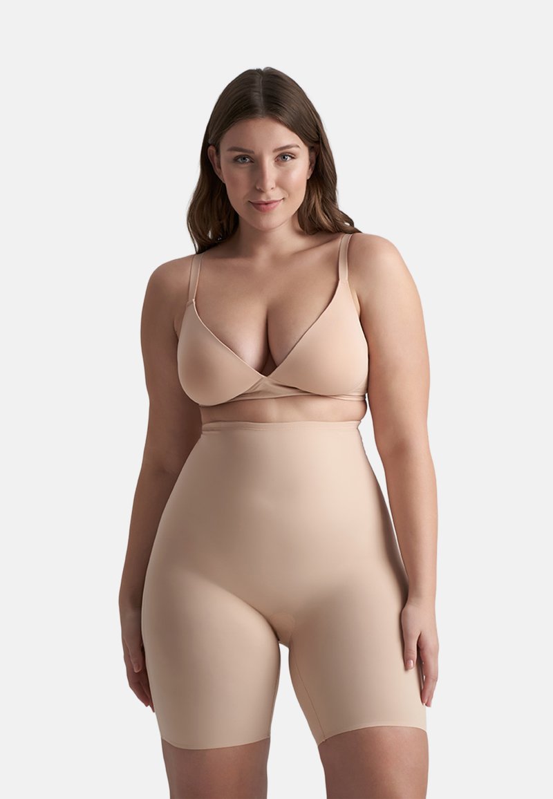 Conjunto de modeladores en color nude con sujetador sin aros y pantalones cortos de cintura alta. Tejido suave y elástico con un acabado mate. Diseño ajustado.